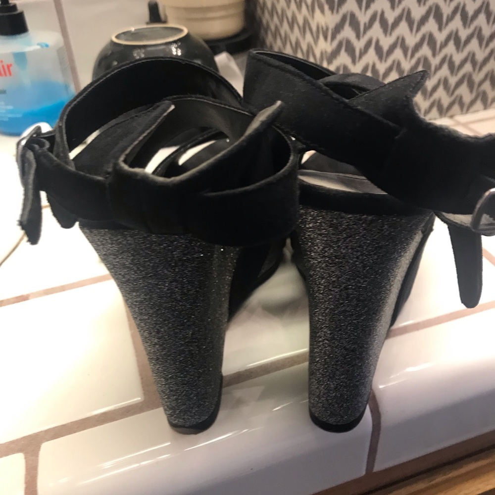 Wedge Heels - Picture 2 of 3